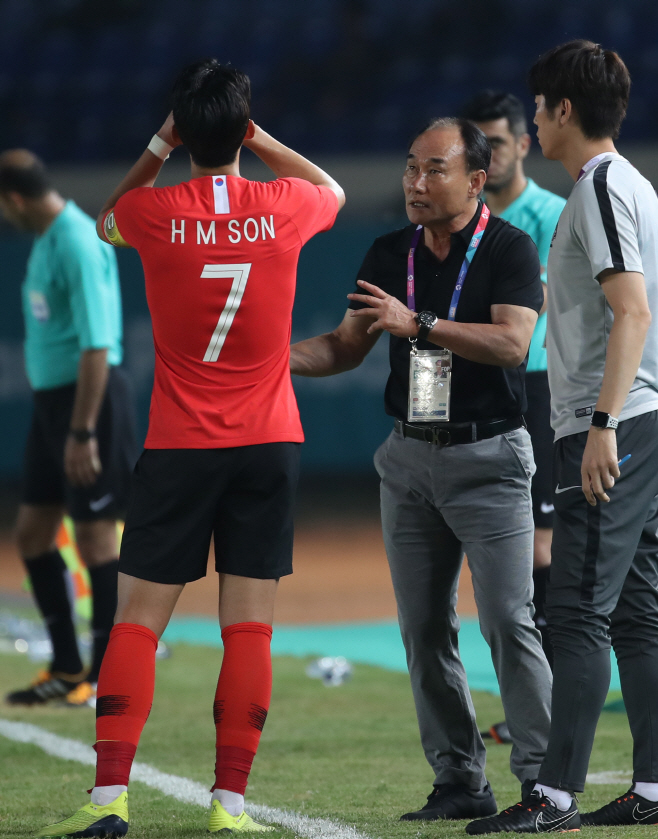 김학범 감독과 손흥민<YONHAP NO-6109>
