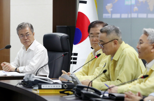 문 대통령, 태풍 '솔릭' 대비 긴급회의 주재