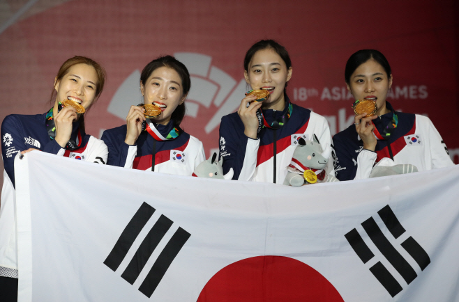 여자 사브르 단체전 금메달<YONHAP NO-6092>