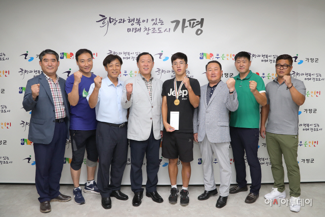 금메달을 획득한 가평고박주영(우측에서 4번째)선수