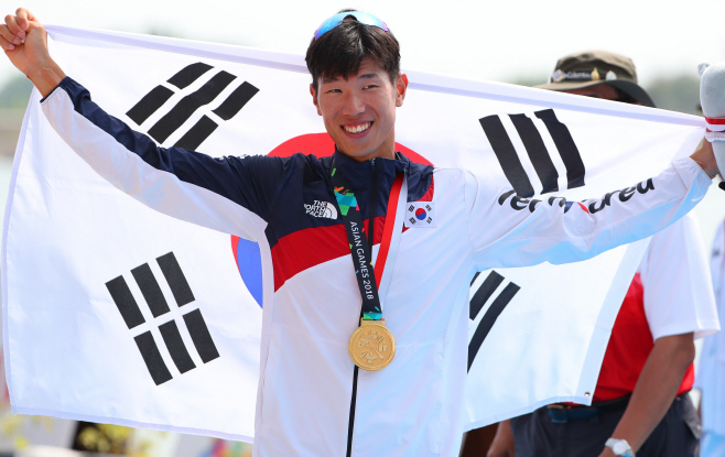 금메달 걸고 환호하는 박현수<YONHAP NO-2437>