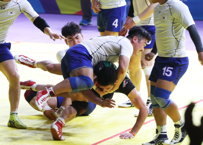 최선 다하는 한국 카바디 선수들<YONHAP NO-4127>