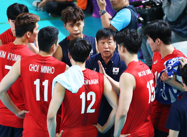 작전 지시하는 김호철 감독<YONHAP NO-5861>