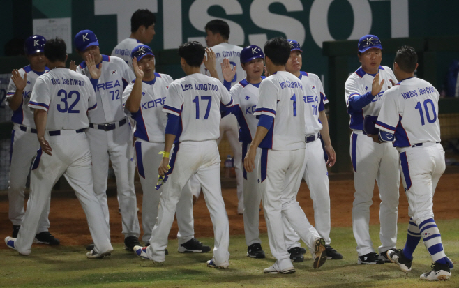 담담한 하이파이브<YONHAP NO-6041>