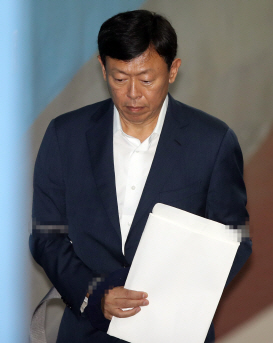 법정으로 담담하게 들어가는 신동빈 롯데그룹 회장