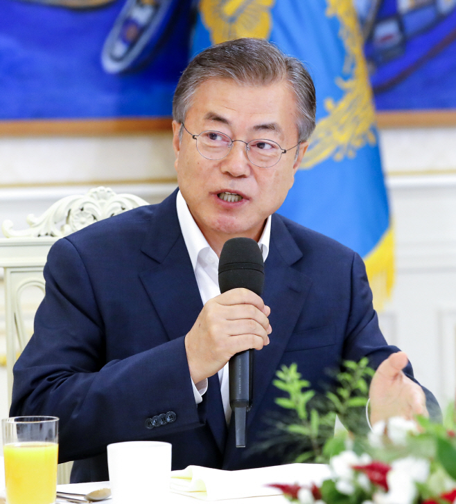 여야 5당 원내대표 만난 문재인 대통령