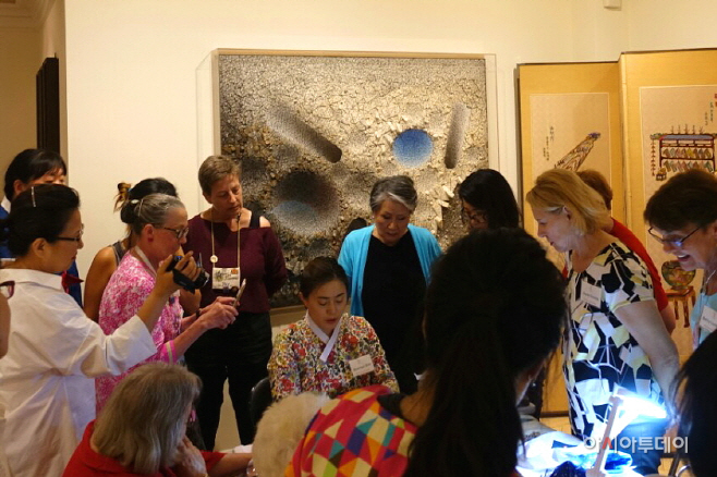 사진2. 공예기술 교환 워크숍 진행 모습