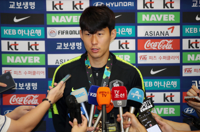 귀국 인터뷰하는 손흥민<YONHAP NO-2166>