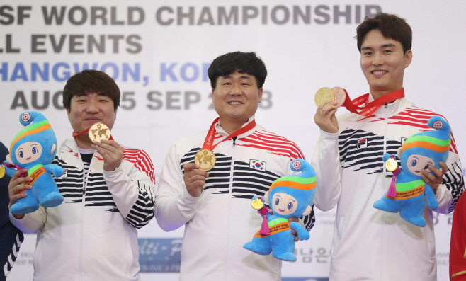 50ｍ 권총 단체전 빛나는 금메달<YONHAP NO-2138>