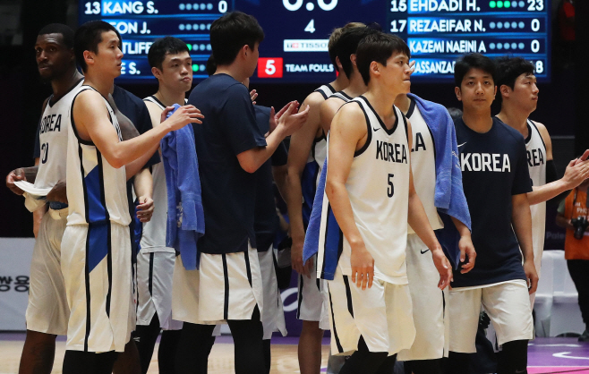 아쉬워하는 한국 남자 농구 대표팀<YONHAP NO-4735>