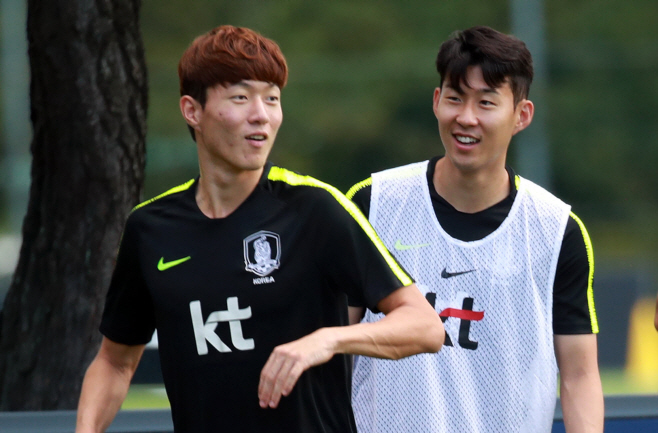 손흥민-황의조, '화기애애'<YONHAP NO-3695>