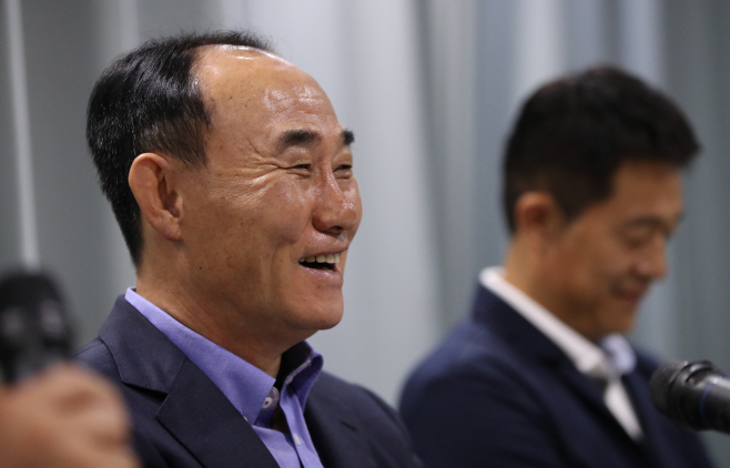 이제서야 웃는다<YONHAP NO-2966>
