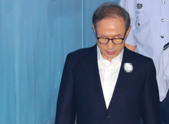 고개 숙인 이명박