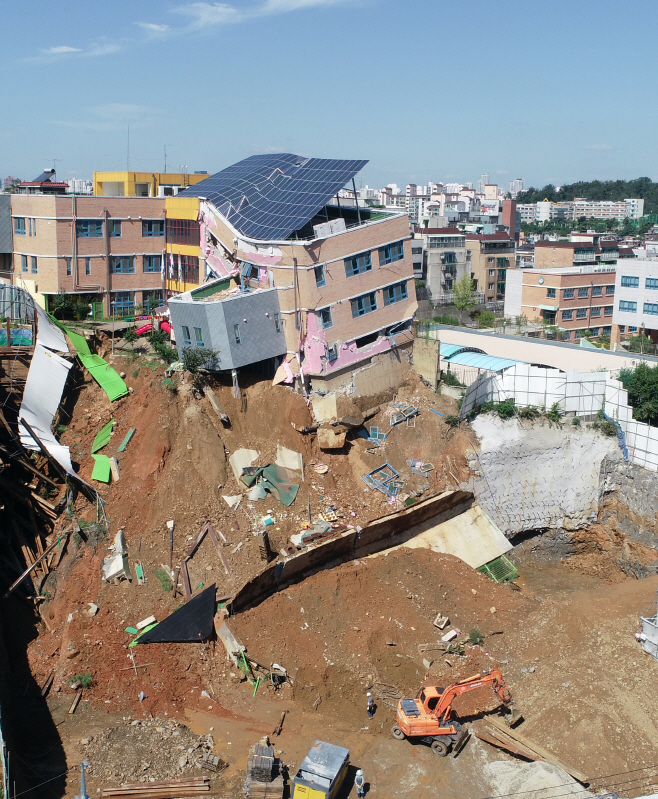 위험해 보이는 굴삭기