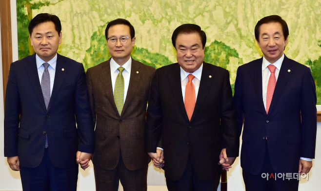 [포토] '판문점 선언' 비준동의안 논의 손 맞잡은 국회의장과 여야 3당 원내대표