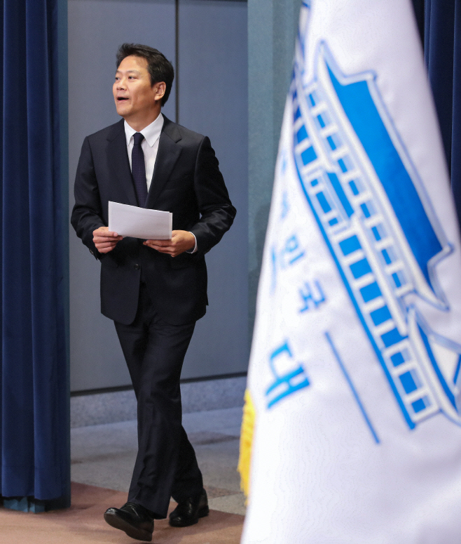 브리핑룸 입장하는 임종석 평양 정상회담 준비위원장