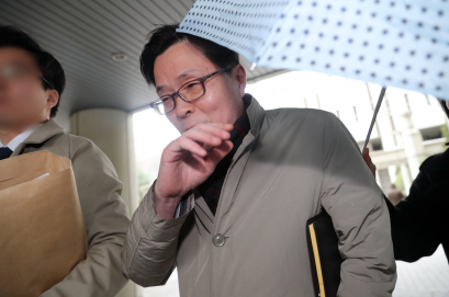 공판 마친 '성폭력' 김문환 전 대사