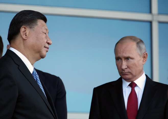 심각한 표정의 푸틴과 시진핑