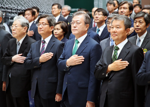 사법부 70주년 기념식, 국기에 경례하는 문 대통령