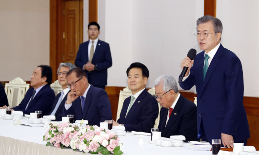 남북정상회담 원로자문단 초청, 인사말하는 문 대통령