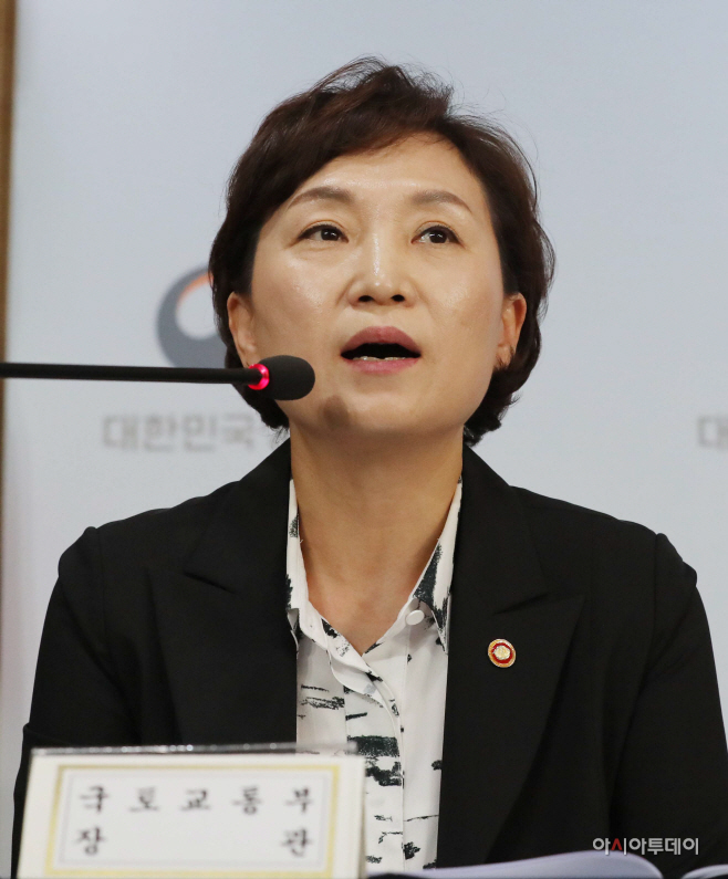 [포토]질문에 답하는 김현미 국토부 장관