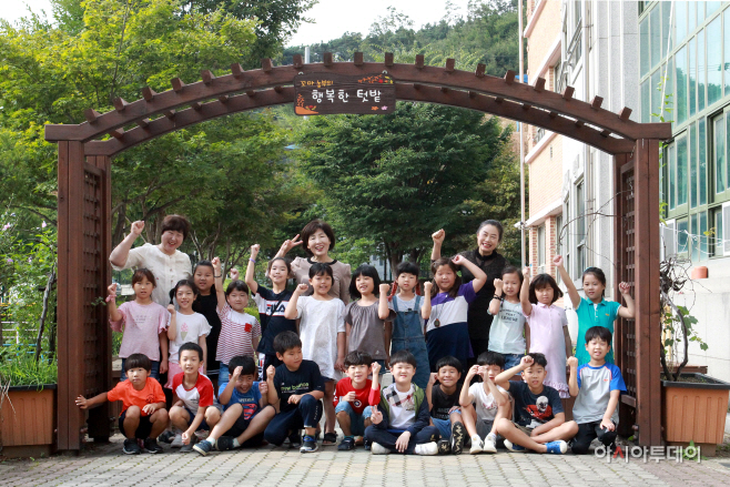 이이동초등학교 2-4반 꼬마농부 행복한 텃밭 앞에서