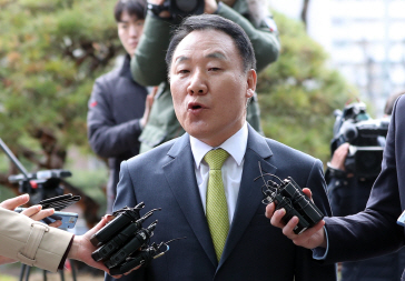 취재진 질문받는 염동열