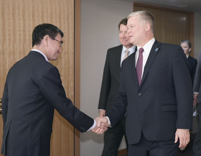비건 미국 대북특별대표, 고노 일본 외무상과 악수