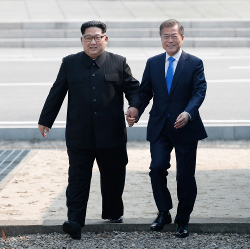 문재인 대통령과 김정은 국무위원장 첫만남