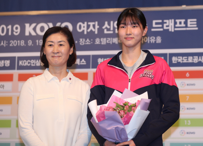 전체 1순위 지명된 이주아<YONHAP NO-2377>