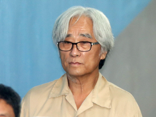상습 성추행 혐의, 이윤택 첫 공판 출석