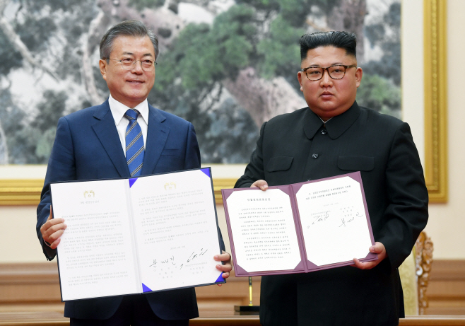 [평양공동선언] 합의서 든 남북정상