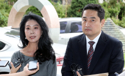 취재진 질문에 답하는 김부선 강용석