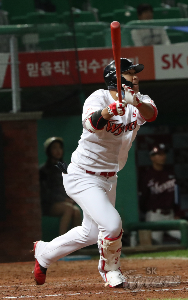 한 경기 홈런 4방 터뜨린 SK 한동민<YONHAP NO-4604>