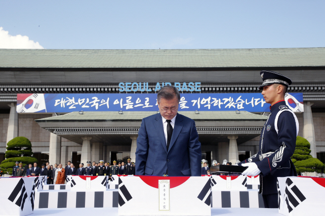 국군 유해 64위에 묵념하는 문 대통령