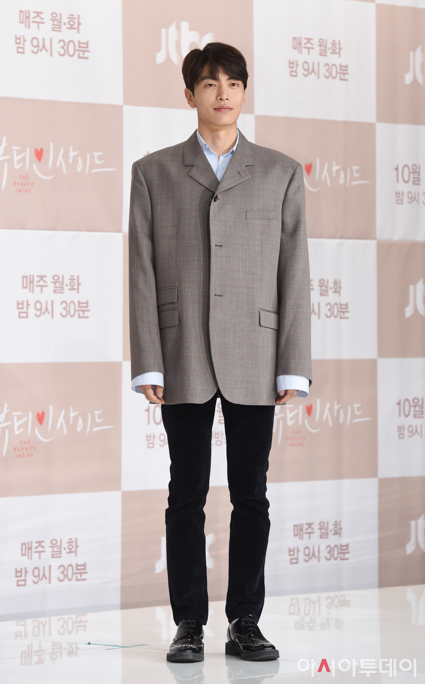 [포토]뷰티인사이드, 이민기 ‘소년 미소’ - 아시아투데이 [포토]뷰티인사이드, 이민기 ‘소년 미소’
