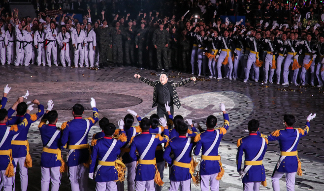 국군의 날 70주년 기념 공연하는 '싸이'