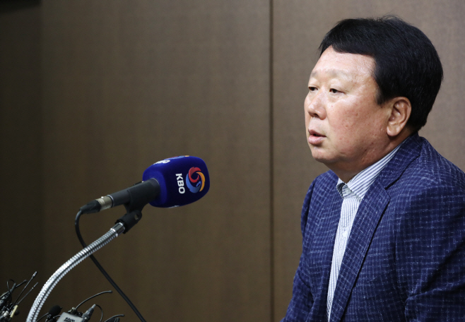 아시안게임 야구대표팀 발표하는 선동열 감독<YONHAP NO-4485>
