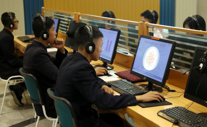 컴퓨터 활용 학습활동 펼치는 북한 학생들