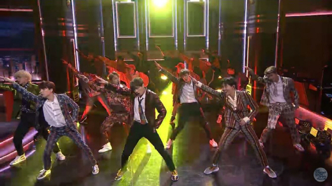지미 팰런쇼서 '아이돌' 무대 선보이는 BTS