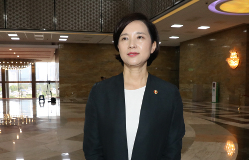본회의장 나서는 유은혜 사회부총리<YONHAP NO-3398>