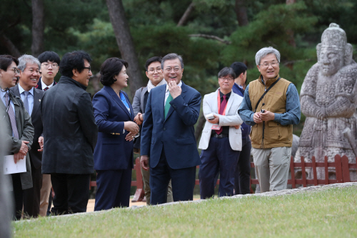 문 대통령, 세종 영릉 방문해 환한 웃음