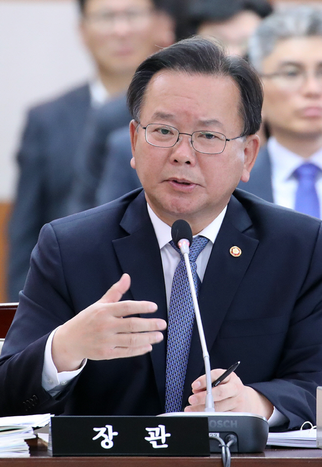 답변하는 김부겸 장관<YONHAP NO-2312>