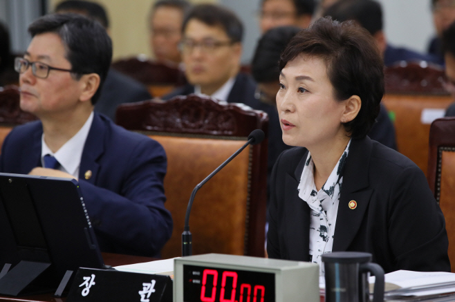 답변하는 김현미 국토장관