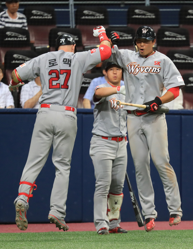 로맥 홈런<YONHAP NO-0325>