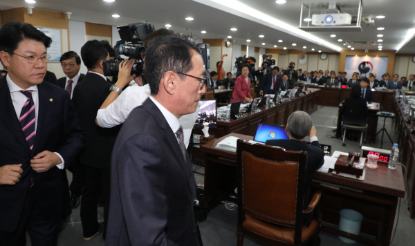 법사위 국감 퇴장하는 자유한국당 의원들