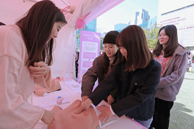 사진02_유방암 자가진단 체험
