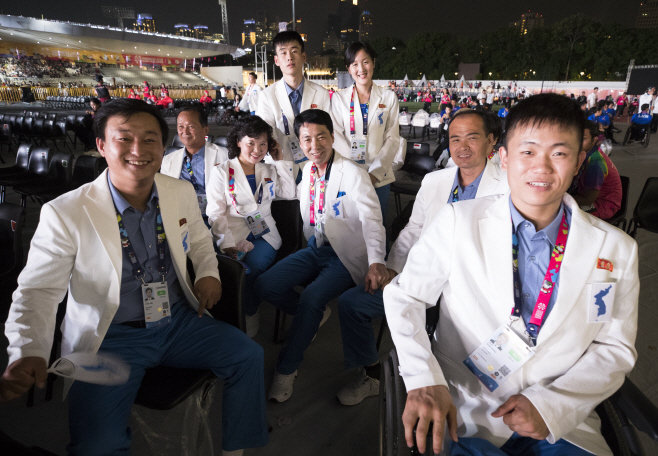 기념촬영하는 남북 단일팀<YONHAP NO-4907>