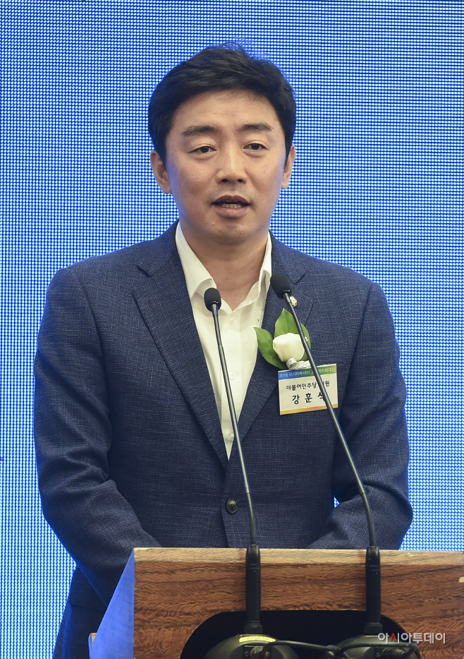 [포토] 한국소비자신뢰대상 축사하는 강훈식 더불어민주당 의원
