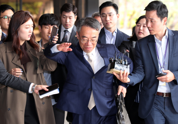 임종헌, 기자들 뿌리치며 검찰 재출석